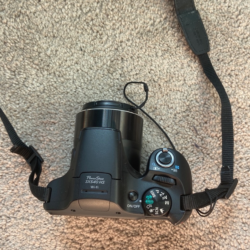 Canon Powershot SX540 HS with wifi. Comes with bag and charger and battery